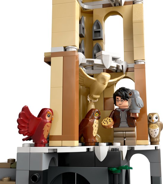 Lego Harry Potter Le Château de Poudlard L'aile des Hiboux avec Harry Potter tenant un hibou et un oiseau rouge.
