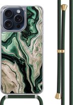 Casimoda® hoesje met groen koord - Geschikt voor iPhone 15 Pro Max - Groen marmer / Marble - Afneembaar koord - TPU/polycarbonaat - Zwart