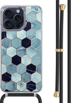 Casimoda® hoesje met zwart koord - Geschikt voor iPhone 15 Pro Max - Blue Cubes - Afneembaar koord - TPU/polycarbonaat - Blauw