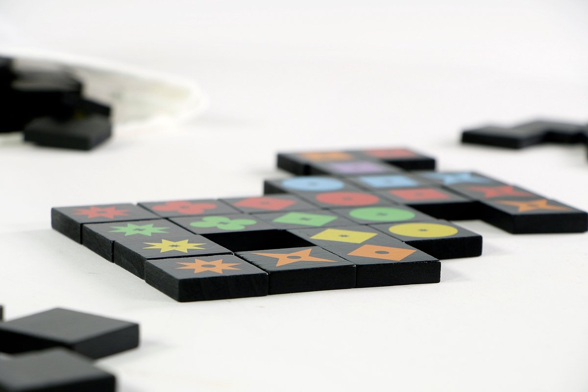 999 Games - Qwirkle - Bordspel - Sinds 2007 meer dan 15 spellenprijzen gewonnen - Familiespel - Gezelschapsspel - Educatief spel - spelregels in NL en FR — afbeelding 2