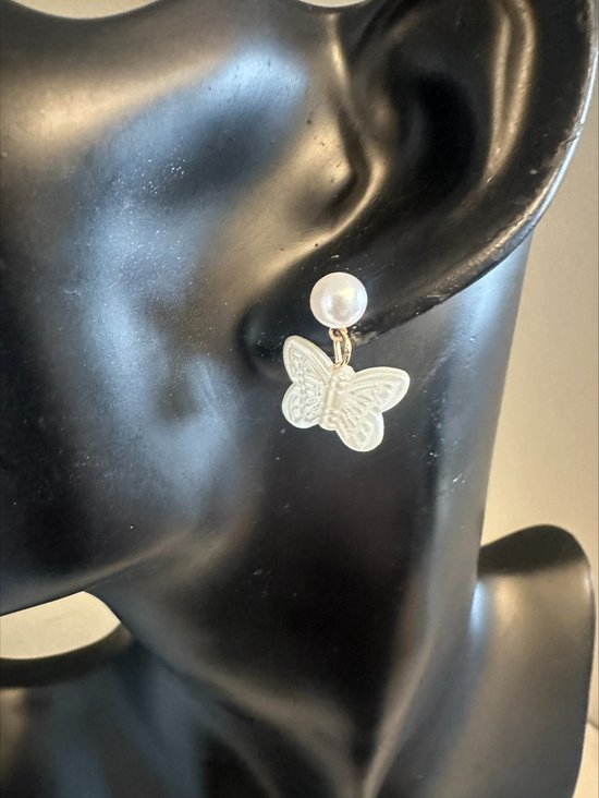 Clou d'oreille fausse perle avec un papillon blanc