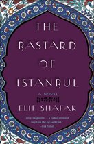 Boek 'The Bastard of Istanbul' van Elif Shafak, met paarse omslag en Ottomaanse rand.