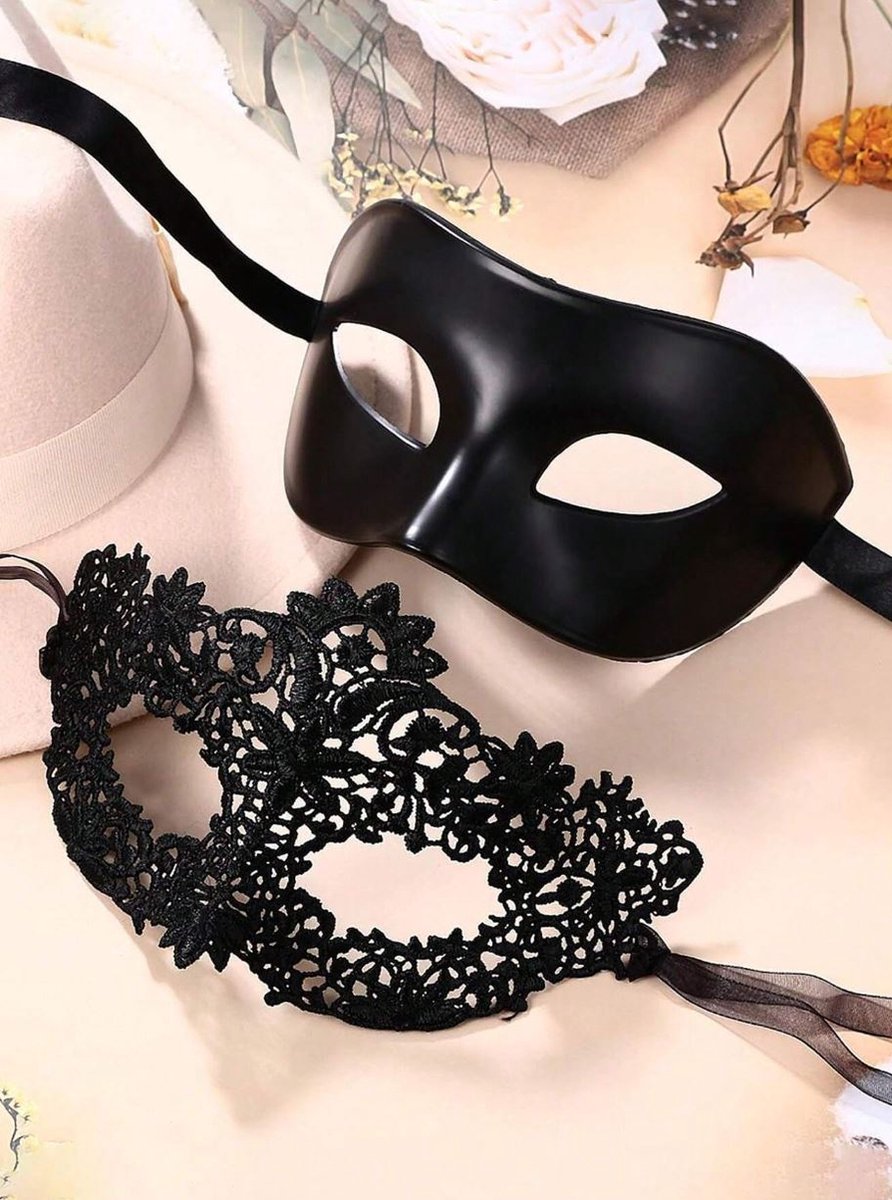 Goedkoopste 2 stuks maskers zwart kant en kunststof voor volwassenen
