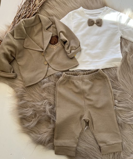 luxe baby pak -jongensset-jongenspak- drie delige katoenen baby set- vest, broek, shirt met strikje-kleur donker beige -9 tem 12 maanden