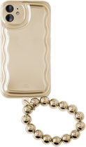 xoxo Wildhearts telefoonhoesje met telefoonkoord geschikt voor iPhone 11 - Wavy case Gold met Goldy beads (easy cord) - Phone cord - iPhone hoesje met koord - telefoonketting - goud