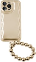 xoxo Wildhearts telefoonhoesje met telefoonkoord geschikt voor iPhone 14 Pro - Wavy case Gold met Goldy beads (easy cord) - Phone cord - iPhone hoesje met koord - telefoonketting - goud