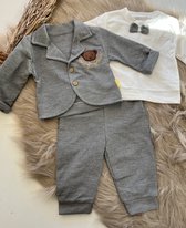 luxe baby pak -jongensset-jongenspak- drie delige katoenen baby set- vest, broek ,shirt met strikje-kleur grijs -9 tem 12 maanden