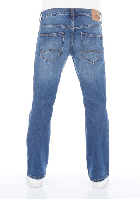 Donkerblauwe jeans met een bootcut pasvorm. De achterkant van de broek heeft twee zakken met stikseldetails.