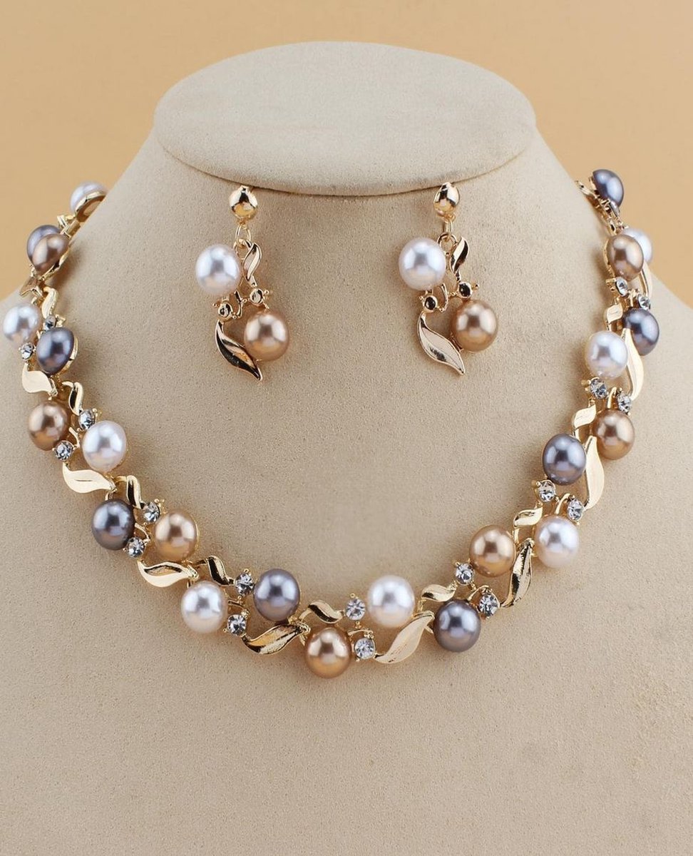 Ketting + oorbellen imitatie parels