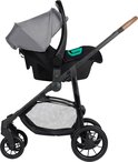 Zwarte kinderwagen met een grijs met zwart autostoeltje, op het frame gemonteerd.