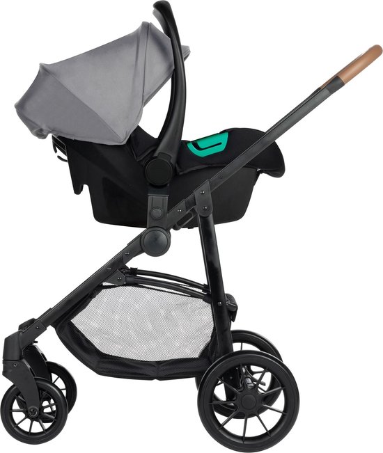 Zwarte kinderwagen met een grijs met zwart autostoeltje, op het frame gemonteerd.
