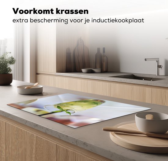 KitchenYeah® Inductie beschermer 76x51.5 cm - Overheerlijke Mojito in een rond glas - Kookplaataccessoires - Afdekplaat voor kookplaat - Inductiebeschermer - Inductiemat - Inductieplaat mat