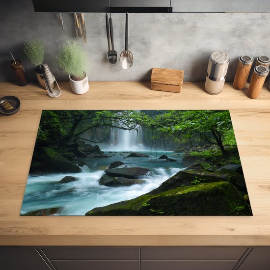 KitchenYeah® Inductie beschermer 81.6x52.7 cm - Helderblauwe wilde rivier en watervallen in het regenwoud van Costa Rica - Kookplaataccessoires - Afdekplaat voor kookplaat - Inductiebeschermer - Inductiemat - Inductieplaat mat