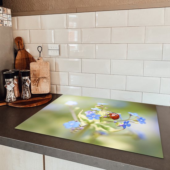KitchenYeah® Inductie beschermer 70x52 cm - Lieveheersbeestje - Bloem - Lente - Kookplaataccessoires - Afdekplaat voor kookplaat - Inductiebeschermer - Inductiemat - Inductieplaat mat
