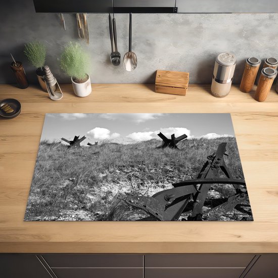 KitchenYeah® Inductie beschermer 76x51.5 cm - Franse duinen van Omaha Beach bij Stranden van D-Day in Europa - zwart wit - Kookplaataccessoires - Afdekplaat voor kookplaat - Inductiebeschermer - Inductiemat - Inductieplaat mat
