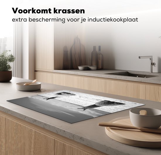 KitchenYeah® Inductie beschermer 76x51.5 cm - Rustende lama's op een zand vlakte - zwart wit - Kookplaataccessoires - Afdekplaat voor kookplaat - Inductiebeschermer - Inductiemat - Inductieplaat mat
