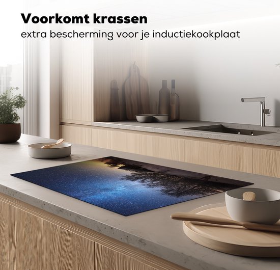 KitchenYeah® Inductie beschermer 81.6x52.7 cm - Sterrenhemel - Landschap - Zweden - Sneeuw - Winter - Kookplaataccessoires - Afdekplaat voor kookplaat - Inductiebeschermer - Inductiemat - Inductieplaat mat