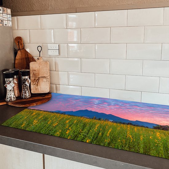 KitchenYeah® Inductie beschermer 89.6x51.6 cm - Bloemenveld voor een berg - Kookplaataccessoires - Afdekplaat voor kookplaat - Inductiebeschermer - Inductiemat - Inductieplaat mat