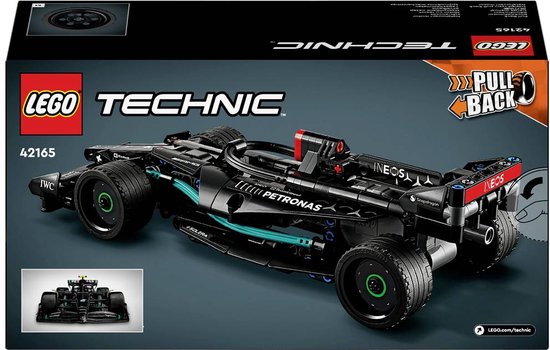 Zwarte LEGO Technic F1 raceauto met groene leidingen, sponsorlogo's en 'Pull-Back' functie op de doos.