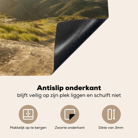 KitchenYeah® Inductie beschermer 77x51 cm - Met de mountainbike over de onverharde weg - Kookplaataccessoires - Afdekplaat voor kookplaat - Inductiebeschermer - Inductiemat - Inductieplaat mat