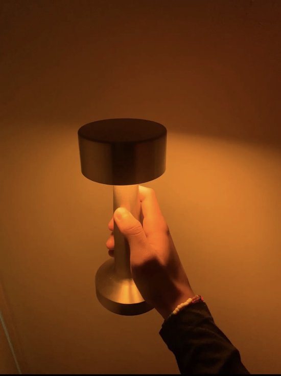 Lampe de table Retrodista de Lightdista - Un point de lumière brillant dans votre maison - Rechargeable sans fil et variable - Touche moderne pour votre chambre - 21 cm - Splendeur dorée