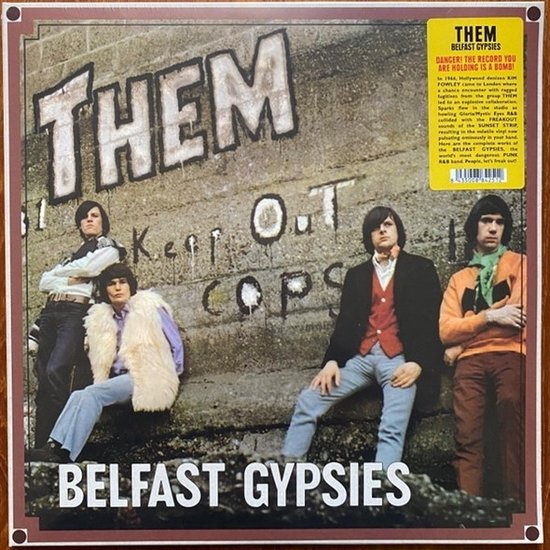Vier mannen staan voor een betonnen muur met de tekst 'THEM KEEP OUT COPS'. De albumhoes is voor het album 'BELFAST GYPSIES'.