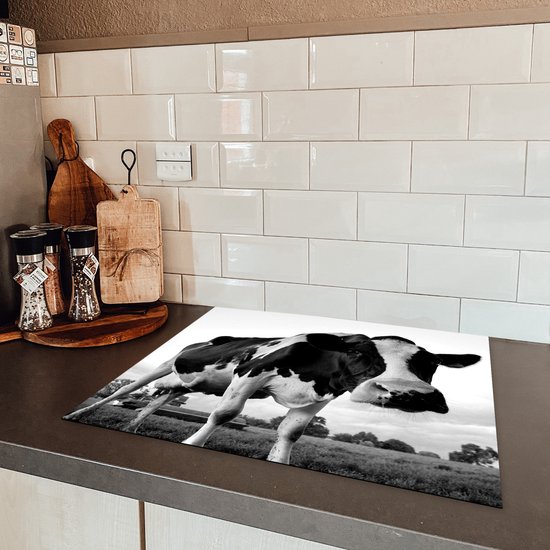 KitchenYeah® Inductie beschermer 65x52 cm - Een nieuwsgierige Friese koe - zwart wit - Kookplaataccessoires - Afdekplaat voor kookplaat - Inductiebeschermer - Inductiemat - Inductieplaat mat