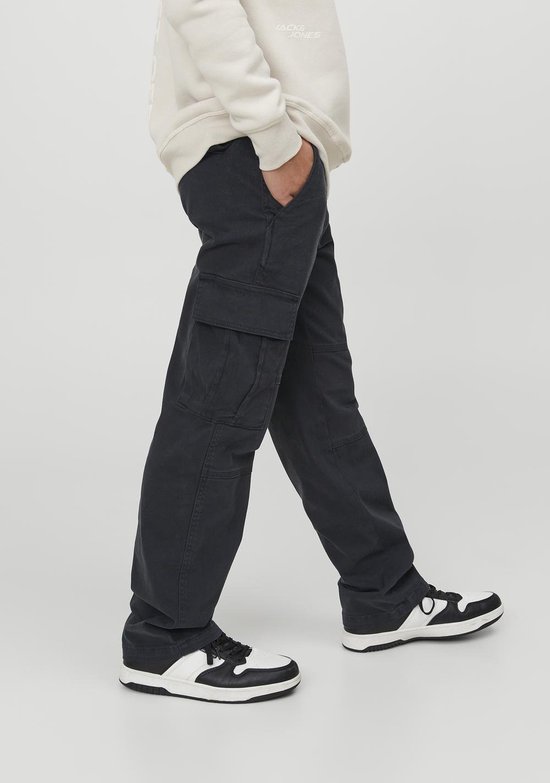 Jongen in een crème sweater en donkerblauwe cargobroek, detail van de zijkant.