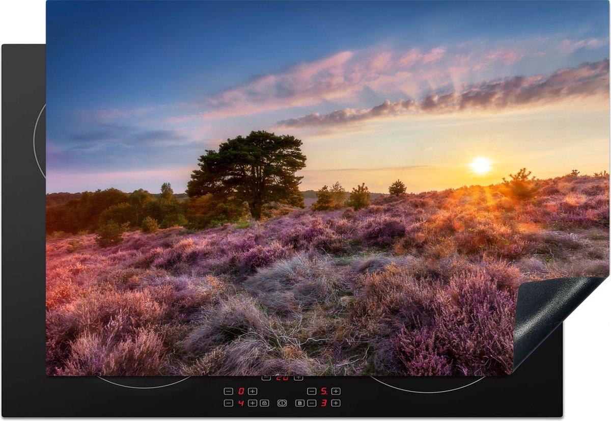 KitchenYeah® Inductie beschermer 78x52 cm - Bloeiende heide tijdens zonsondergang in Nederland - Kookplaataccessoires - Afdekplaat voor kookplaat - Inductiebeschermer - Inductiemat - Inductieplaat mat