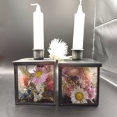 Droogbloemen in 2 vierkante kaarsenhouders incl. kaarsen - droogbloemen in fles - boeket - bloemstuk - bloemen in glas - fleurig - cadeau - droogbloemen - vaas - woondecoratie - decoratie | vintage