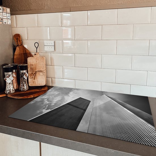 KitchenYeah® Inductie beschermer 77x51 cm - Onderaanzicht van de torens van het World trade center in New York - zwart wit - Kookplaataccessoires - Afdekplaat voor kookplaat - Inductiebeschermer - Inductiemat - Inductieplaat mat