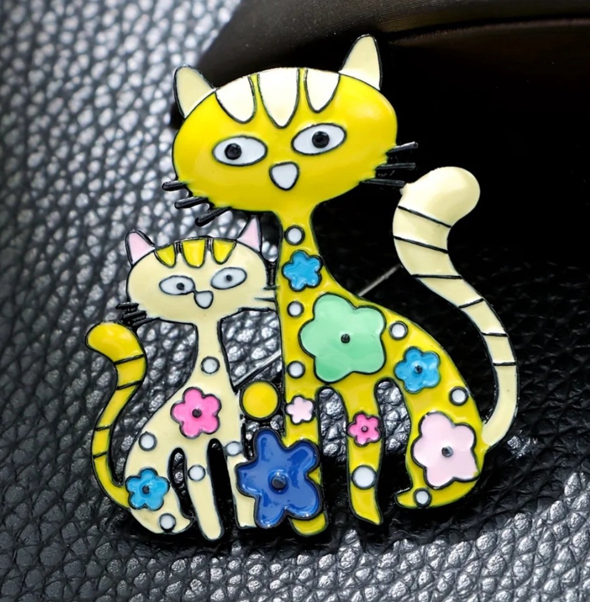 Zelto-Broche-Poes-Kat-Poezen-Broches-Dames Broche- Heren Broche- Sierspeld-Bijoux-Accessoires-Dieren Broche-Dames Mode-Sjaal Speld-Sier Pin-Broche Boetiek-Geel-Blauw-