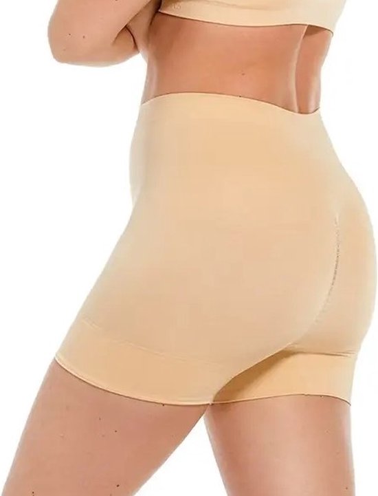 Vrouw in beige corrigerende shorts en bijpassende beha. De shorts lopen tot halverwege het bovenbeen.