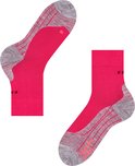 Paar roze Falke hardloopsokken met grijze hiel- en teenstukken, 'L' en 'R' opschrift.