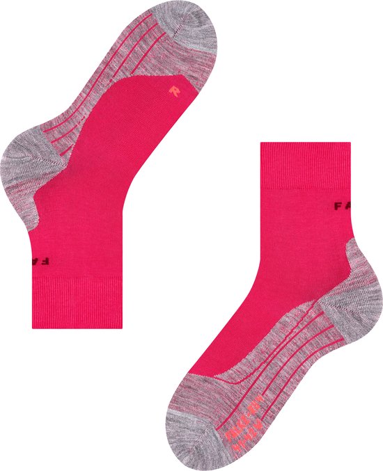 Paar roze Falke hardloopsokken met grijze hiel- en teenstukken, 'L' en 'R' opschrift.
