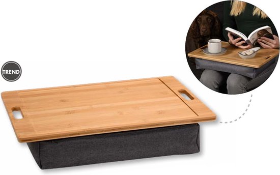 Plateau de lit en bois avec coussin gris. L'encart montre une femme lisant sur le plateau avec un chien en arrière-plan.
