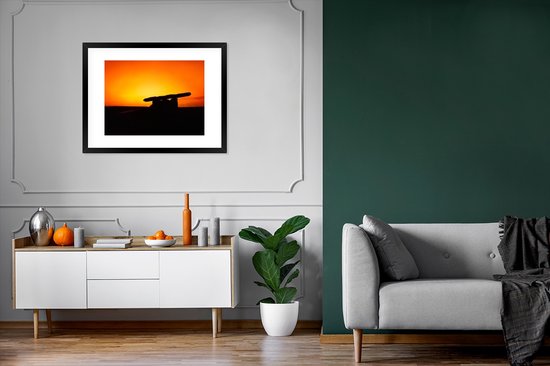 Photo en cadre - Un ciel orange près d'un cadre photo hunebed noir avec passe-partout blanc 80x60 cm - Affiche sous cadre (Décoration murale salon / chambre)