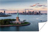 Vrijheidsbeeld met de skyline van New York Poster 90x60 cm - Foto print op Poster (wanddecoratie woonkamer / slaapkamer) / Amerikaanse steden Poster