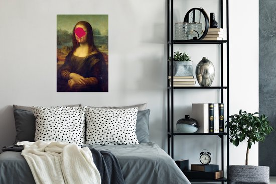 Mona Lisa van oude meester Leonardo da Vinci met roze klodder verf 60x90 cm - Foto print op Poster (wanddecoratie woonkamer / slaapkamer) - PosterMonkey