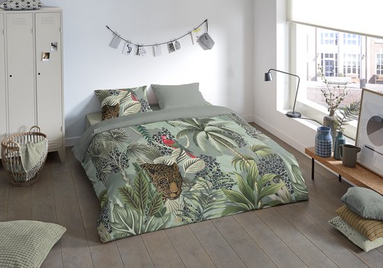 Dekbedovertrek met jungleprint: panter, papegaai, palmen en varens op een groene achtergrond.
