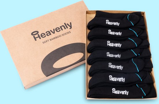 Een open doos met zeven zwarte Heavenly sokken, elk met een blauwe teenrand.