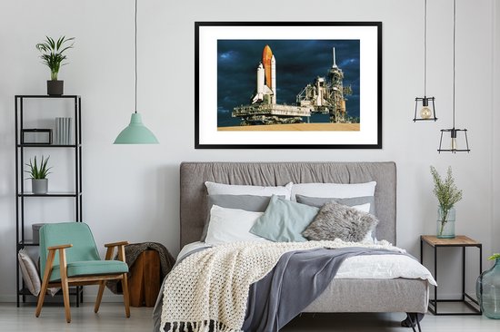 Photo en cadre - Les préparatifs pour le lancement de la navette spatiale dans le cadre photo du soir noir avec passe-partout blanc xxl 120x80 cm - Affiche sous cadre (Décoration murale salon / chambre)
