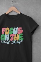 Shirt - Focus on the good things - Wurban Wear | Grappig shirt | Leuk cadeau | Unisex tshirt | Mindfulness | Positiviteit | Spiritualiteit | Manifesteren | Universum | Wit en Zwart