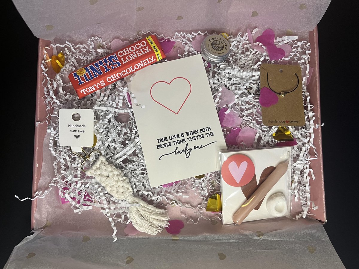 Brievenbusfeest - Valentijn verassingspakket - Valentijn cadeau voor haar - Geschenk set - Lippenbalsem - Chocolade - Gepersonaliseerd - Macrame sleutelhanger - Mini kaars - Handmade - Amor - Valentijn - voor haar - verwenpakket - hart - oud roze