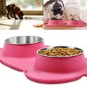 Roze dubbele voerbak met botvormig design, gevuld met hondenbrokken en water.