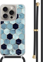 Casimoda® hoesje met zwart koord - Geschikt voor iPhone 15 Pro - Blue Cubes - Afneembaar koord - TPU/polycarbonaat - Blauw