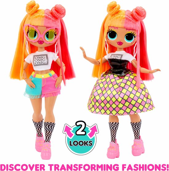 Twee fashiondolls. Eén met oranje-roze haar in knotjes, witte "OMG" top en korte ruitjesrok. De ander met lang blond haar en dierenprint-outfit.