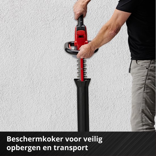 Rode en zwarte heggenschaar met een zwarte beschermhoes om veilig op te bergen.