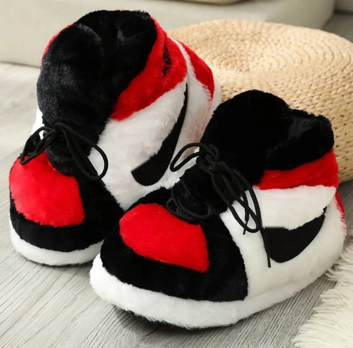 Sneaker Sloffen Rood met Zwarte details - Sloffen - Pantoffels - Nike sloffen - Comfortabel - Maat 36-44 One Size - Unisex - Winter - Cadeautip