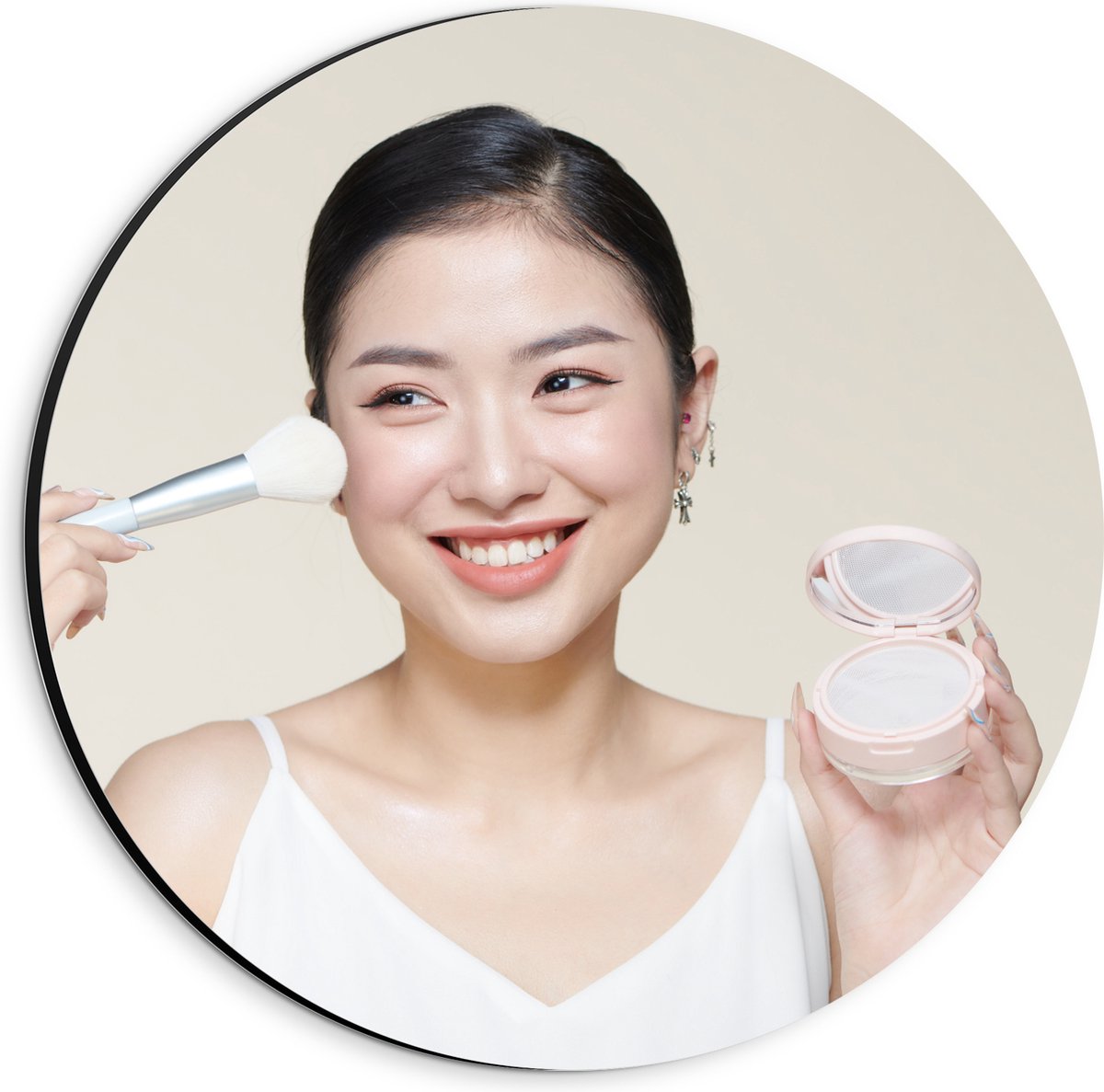 Dibond Muurcirkel - Vrouw - Makeup - Gezicht - Wit - Poeder - Kwast - 20x20 cm Foto op Aluminium Muurcirkel (met ophangsysteem)